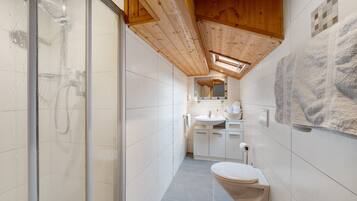 Douche, sĂšche-cheveux, serviettes fournies