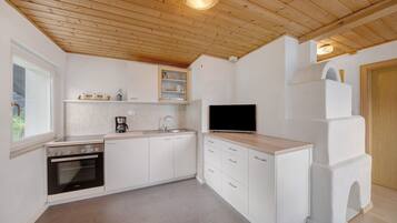 Fridge, oven, stovetop, coffee/tea maker