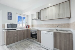 Fridge, microwave, oven, stovetop - Holiday Apartment "Family Beach" with Balcony and Mountain View (Playa de Las Américas)