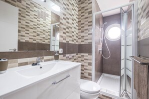 Douche, sèche-cheveux, serviettes fournies