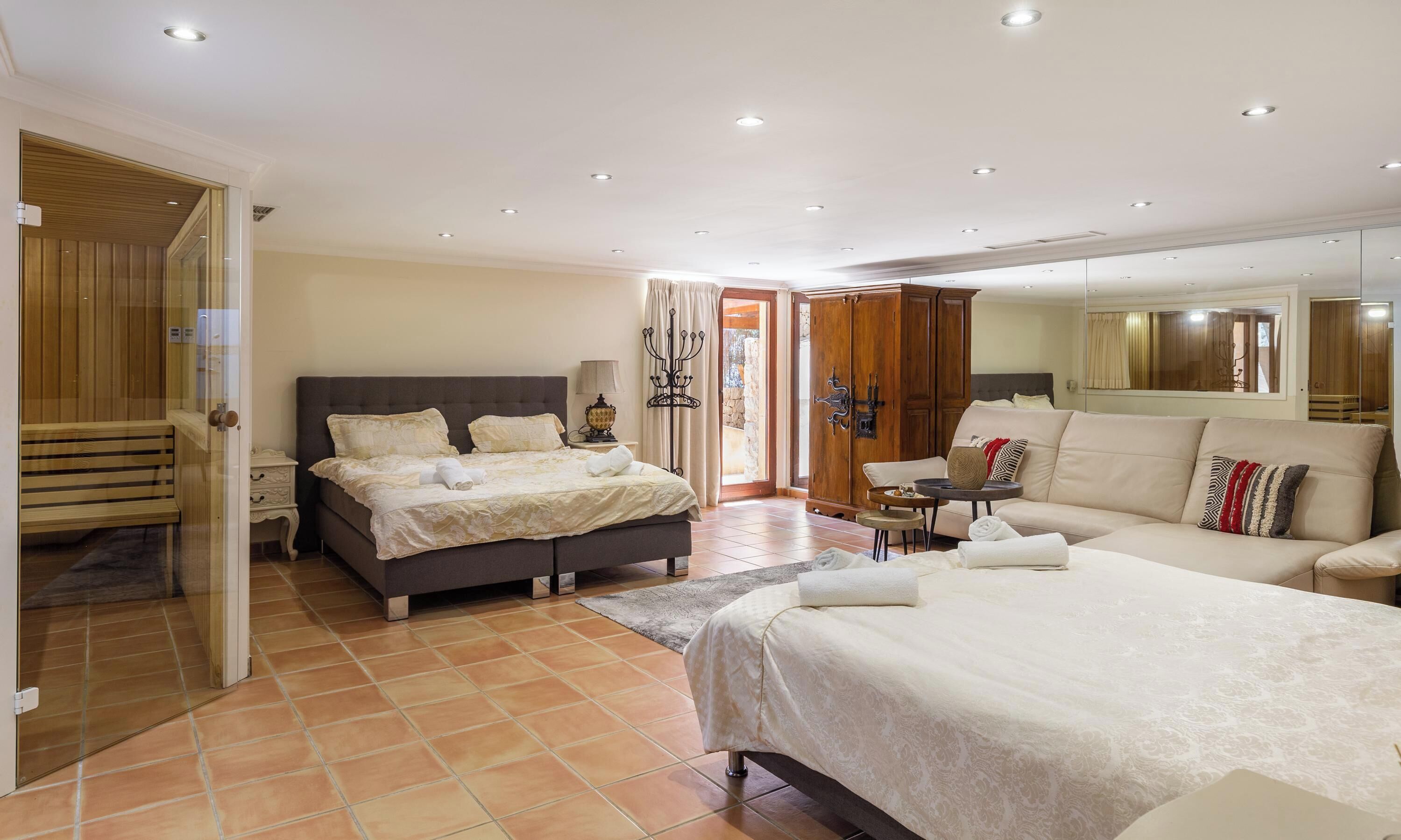 5 bedrooms, iron/ironing board, free WiFi, bed sheets