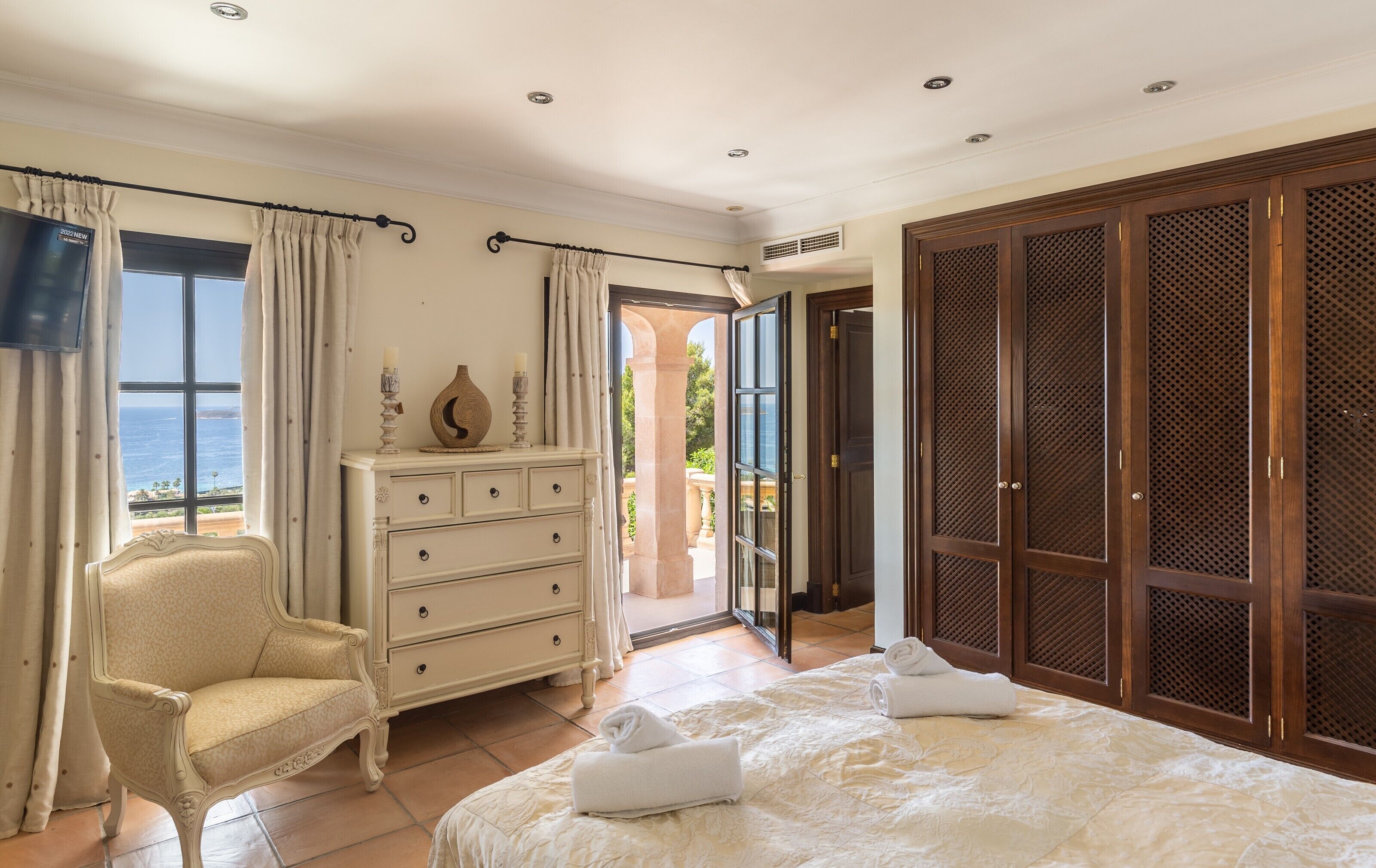 5 bedrooms, iron/ironing board, free WiFi, bed sheets