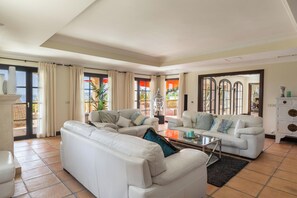 Una televisión, una chimenea, una mesa de tenis de mesa