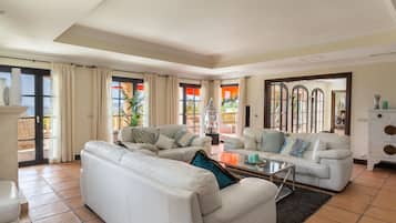 Fernseher, Kamin, Tischtennisplatte, Stereoanlage