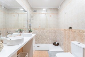Douche, sèche-cheveux, serviettes fournies