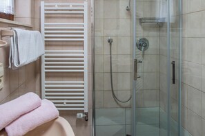 Dusche, Haartrockner, Handtücher