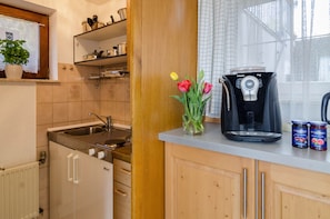 Frigorifero, microonde, piano cottura, macchina per tè/caffè