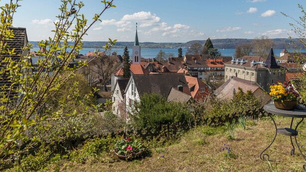 A town with a church, residential buildings, and a lake. - Holiday Apartment "Munding" with Garden, Terrace, Lake View, Grill & SAT-TV (Überlingen)
