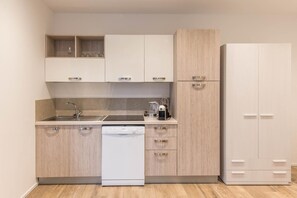 Frigorifero, piano cottura, lavastoviglie, macchina per tè/caffè