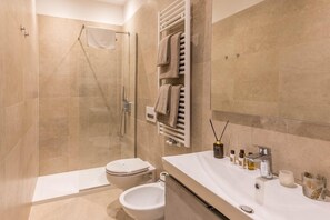 Shower, hair dryer, towels - Rhytm Studio Apartment (Arco)