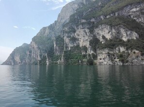 A coastal cliff with a calm sea in the foreground. - Rhytm Studio Apartment (Arco)
