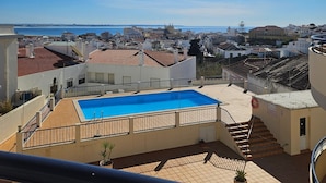 A rooftop pool with a clear view of the cityscape and the sea. - Pet-Friendly Apartment Your Secret in Lagos (Lagos)