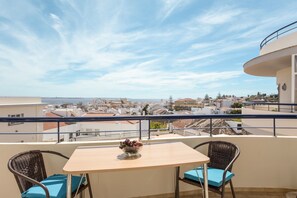Outdoor dining - Pet-Friendly Apartment Your Secret in Lagos (Lagos)