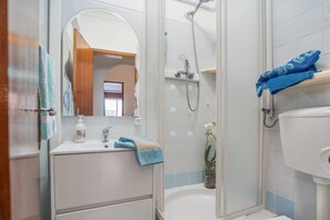 Dusche, Haartrockner, Handtücher