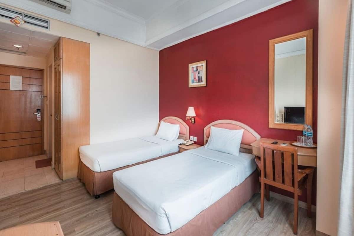 Escritorio, insonorización, ropa de cama y acceso para silla de ruedas