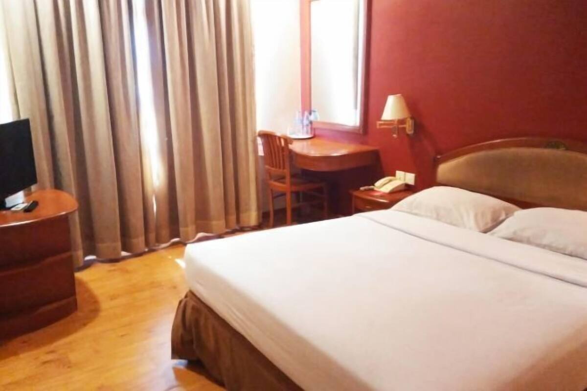 Skrivebord, lydisolert, sengetøy og rullestolvennlig