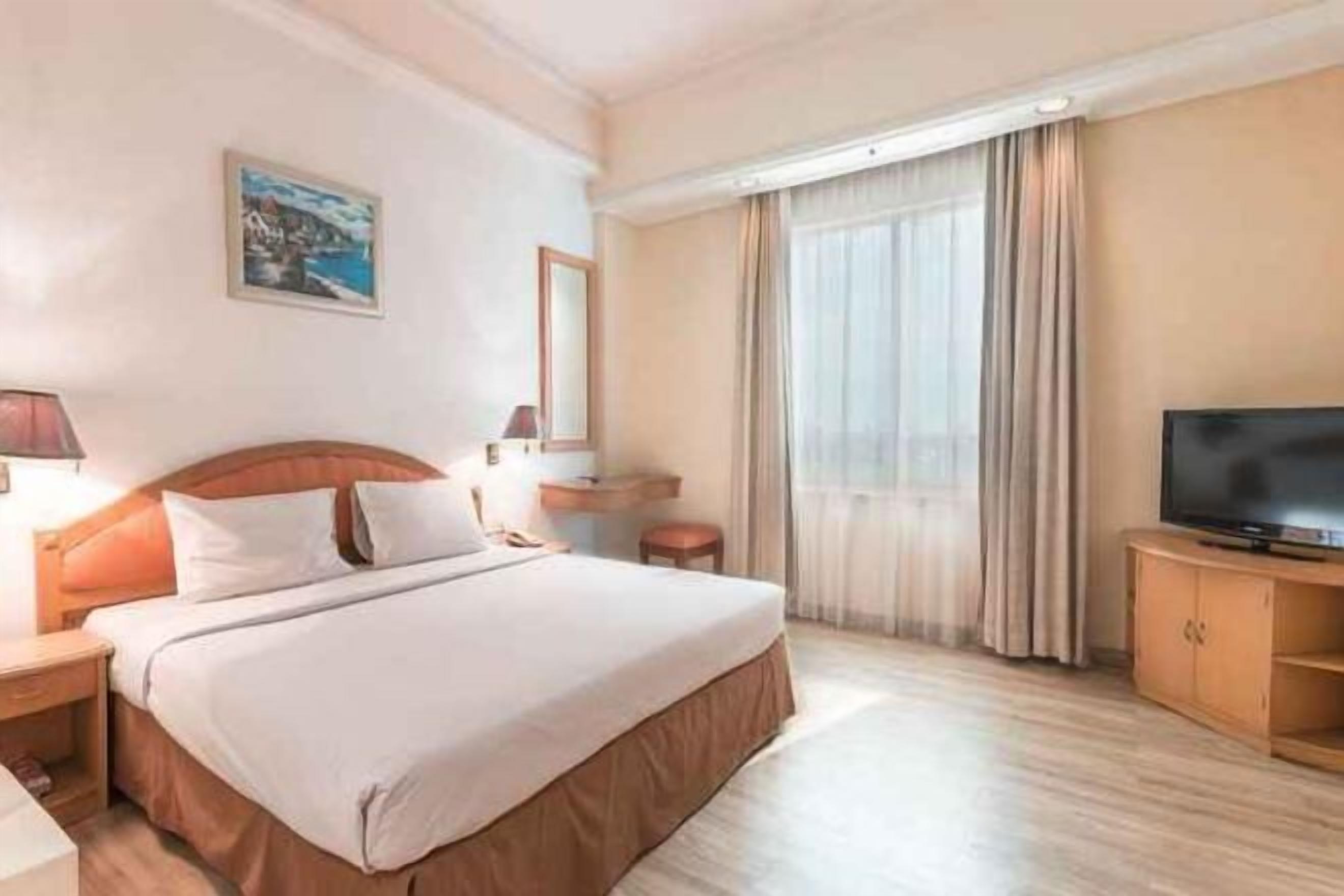 Työpöytä, äänieristys, vuodevaatteet, pääsy pyörätuolilla