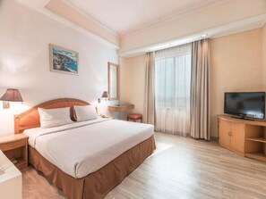 Escritorio, insonorización, ropa de cama y acceso para silla de ruedas 