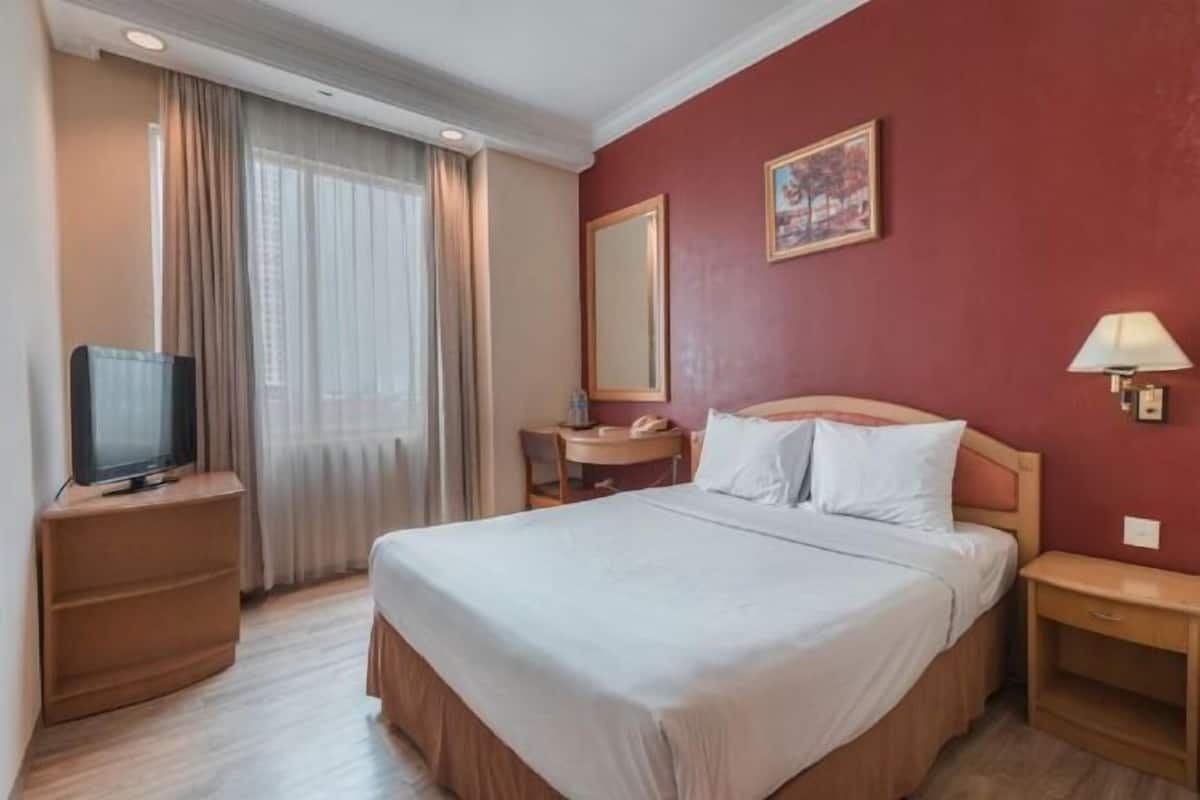 Escritorio, insonorización, ropa de cama y acceso para silla de ruedas