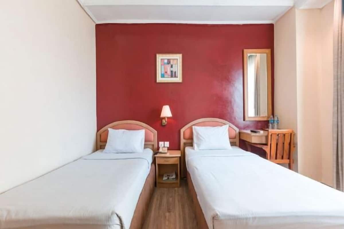 1 bedroom, desk, soundproofing, bed sheets