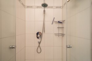 Bañera, secador de pelo y toallas