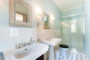 Badewanne, Haartrockner, Bidet, Handtücher