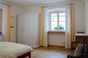 2 Schlafzimmer, Reisekinderbett, kostenloses WLAN, Bettwäsche