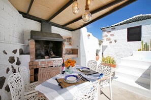 Outdoor dining - Holiday Home "Casa Pedro" with Terraces, Panoramic Sea View and Wood Stove (Icod de los Vinos)