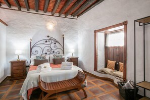 4 bedrooms, iron/ironing board, free WiFi, bed sheets - Holiday Home "Casa Pedro" with Terraces, Panoramic Sea View and Wood Stove (Icod de los Vinos)