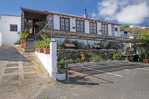 Exterior - Holiday Home "Casa Pedro" with Terraces, Panoramic Sea View and Wood Stove (Icod de los Vinos)