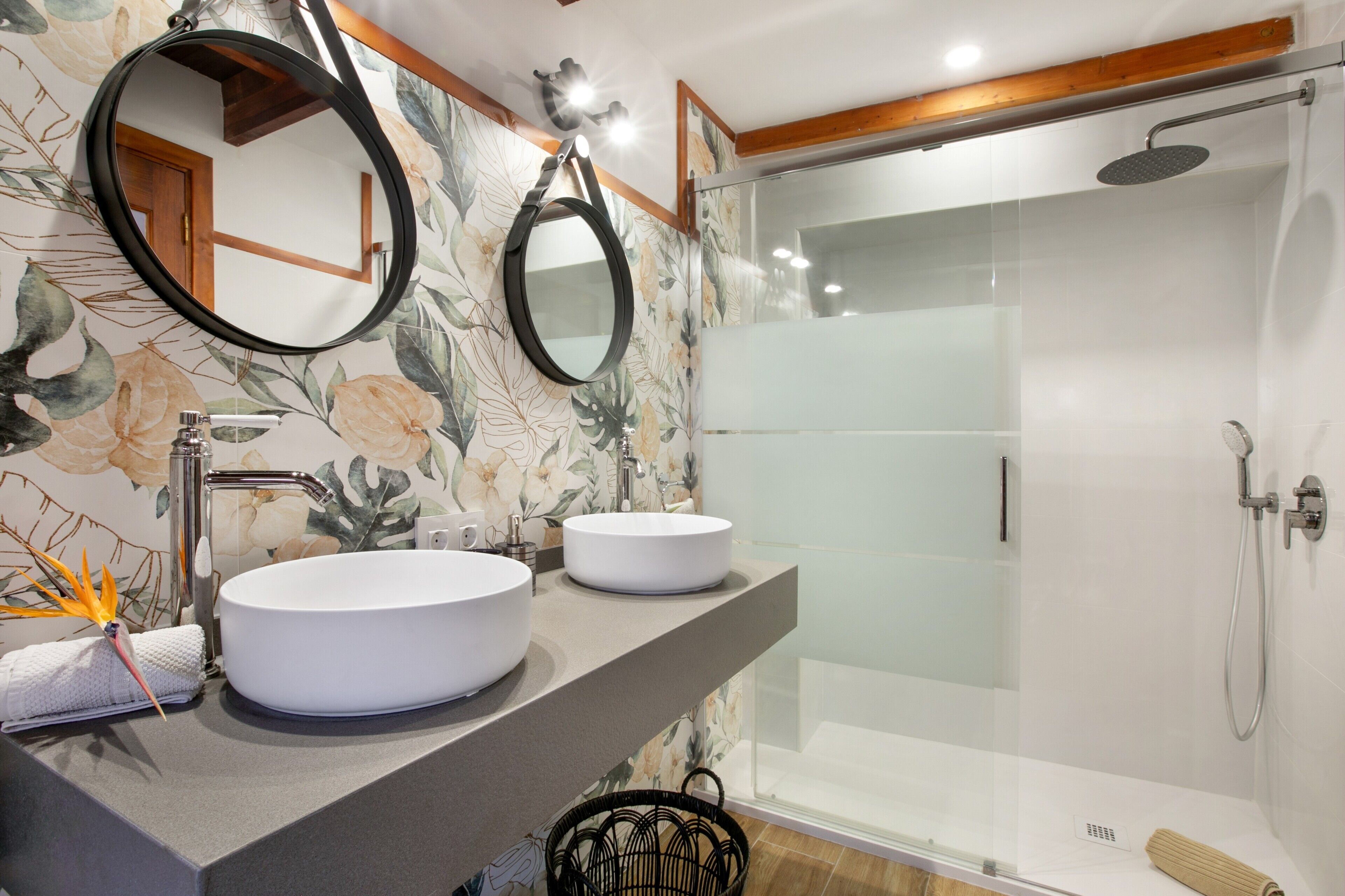 Bathtub, hair dryer, towels