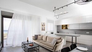 Un salon moderne avec un canapé, une table basse et un coin repas.