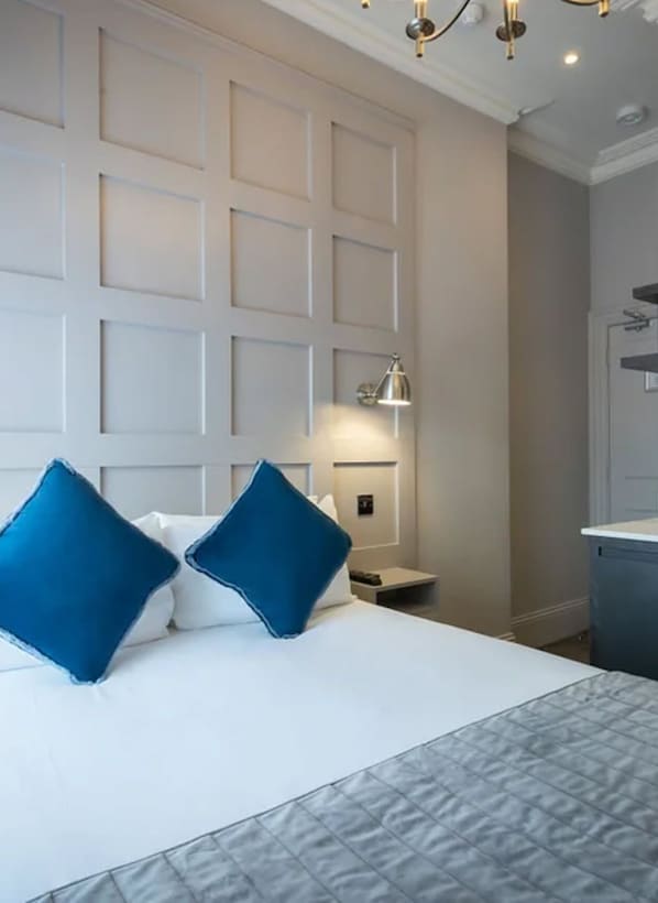 Habitación doble (Room 11 | Olivia Beatty) | Caja de seguridad en la habitación y tabla de planchar con plancha