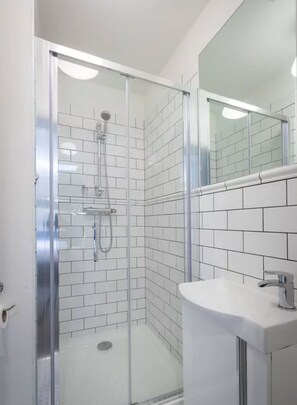 Double Room (Room 4 | Pepper Cannister) | Bathroom | Combined shower/tub, rainfall showerhead, free toiletries, hair dryer - Georgian Rooms Apart-Hotel Portobello (Dublin)