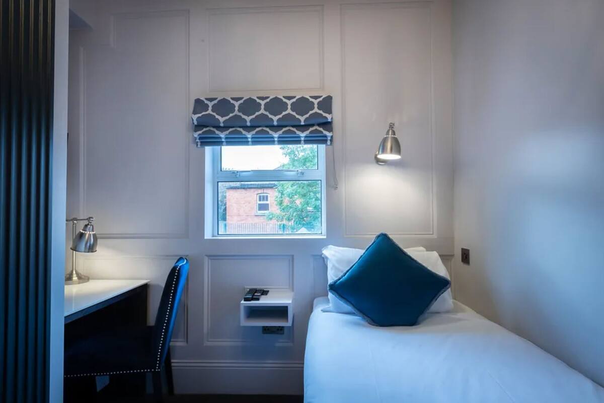 Single Room (Room 5 | The Bridge) | In-room safe, iron/ironing board, WiFi (free), bed sheets