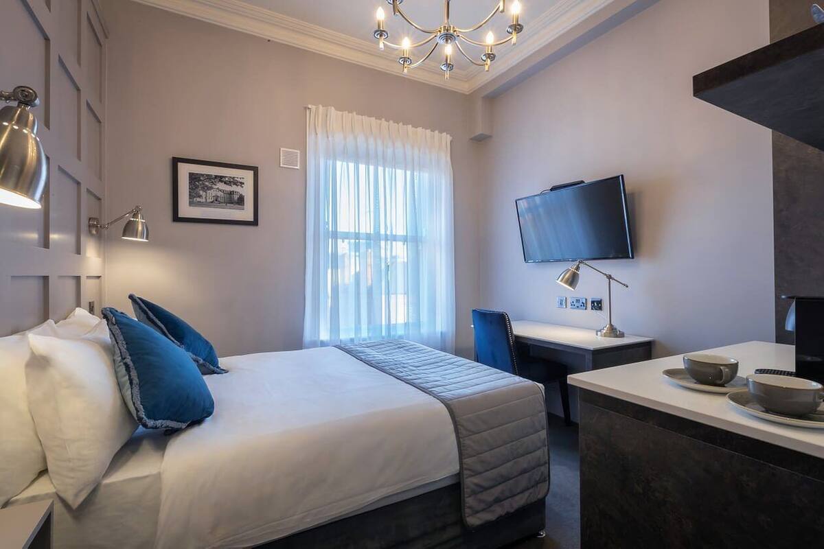 Double Room (Room 10 | Thomas Burgh) | In-room safe, iron/ironing board, WiFi (free), bed sheets