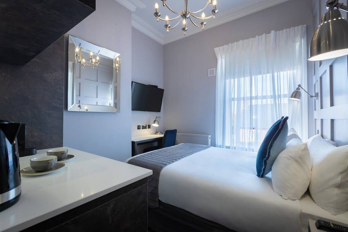 Double Room (Room 11 | Olivia Beatty) | In-room safe, iron/ironing board, WiFi (free), bed sheets