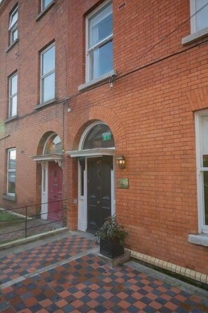 Vista frontal de la propiedad