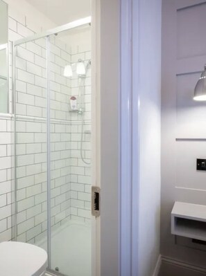 Tina con regadera, regadera tipo lluvia, amenidades de baño gratuitas