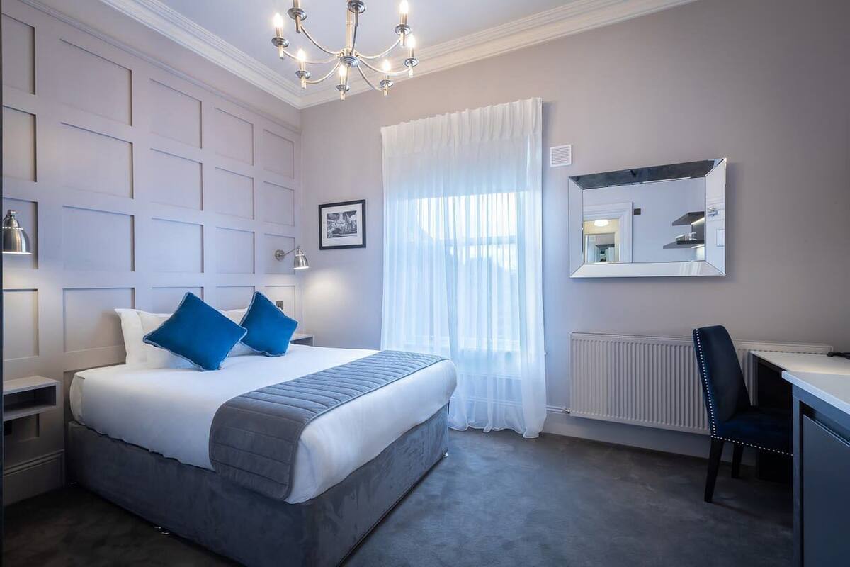 Double Room (Room 12 | Christchurch) | In-room safe, iron/ironing board, WiFi (free), bed sheets
