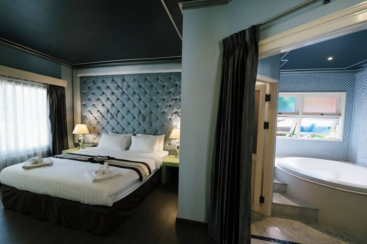 Executive Suite, 1 Double Bed | 1 bedroom, minibar, in-room safe, desk