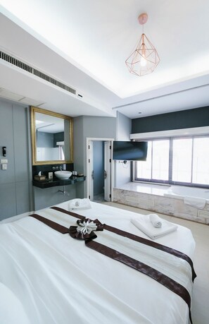 Minibar, caja de seguridad en la habitación y escritorio 