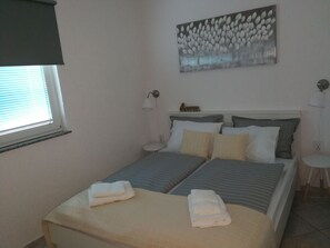 1 Schlafzimmer, Zimmersafe, Schreibtisch, Bügeleisen/Bügelbrett