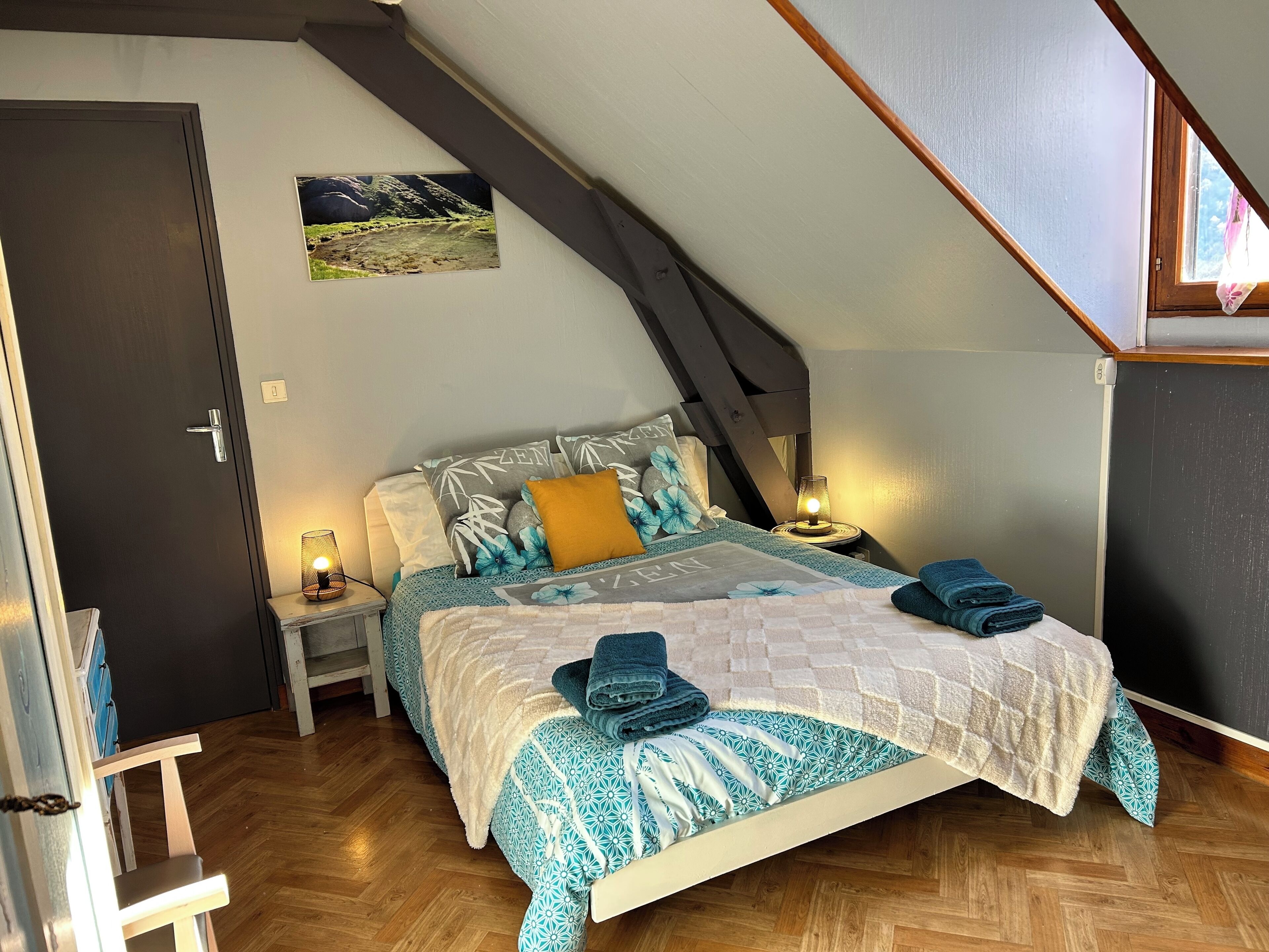 4 dormitorios, tabla de planchar con plancha, cuna de viaje