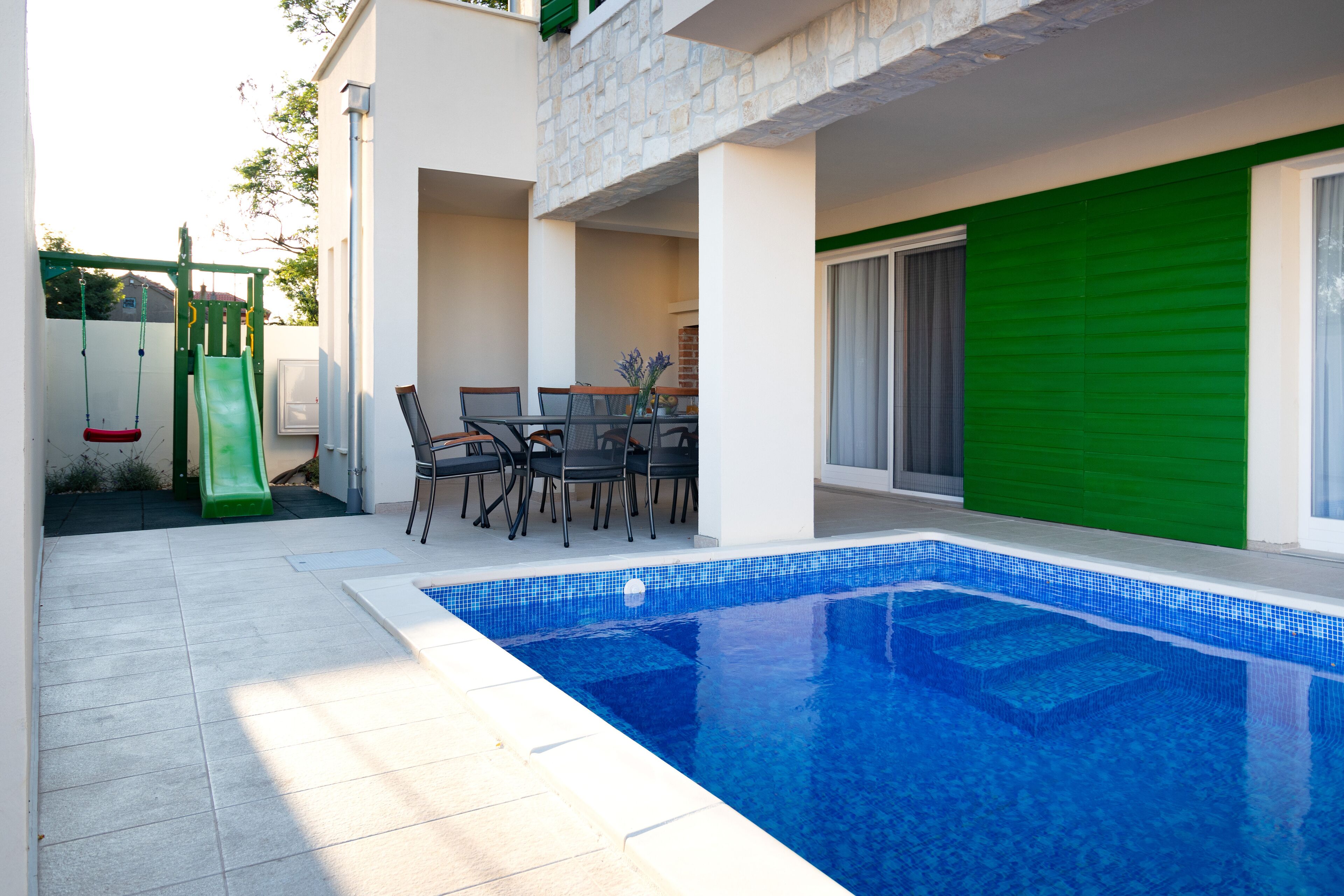 Een buitenzwembad, een verwarmd zwembad