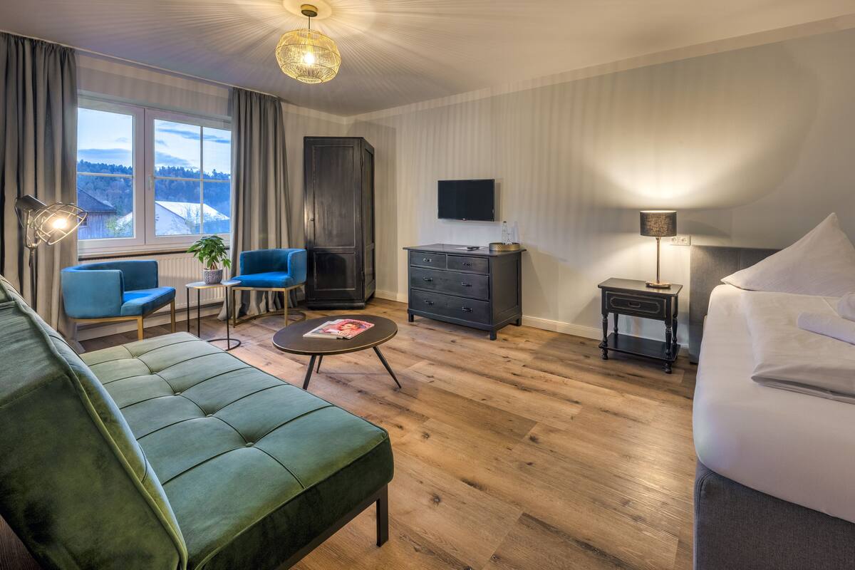 Leilighet – classic, 2 soverom | Oppholdsområde | En 84-centimeters Flatskjerm-TV med kabel-kanaler samt TV