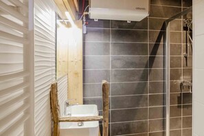 Shower, towels, soap, toilet paper - Apt Ella - a new 2 bed duplex in Les Alberts (Montgenevre) (Les Alberts)