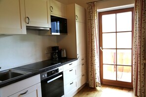 KĂŒhlschrank, Mikrowelle, Ofen, Herdplatte