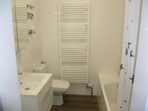 Apartment | Badezimmer | Duschwanne, Haartrockner, Toilettenpapier