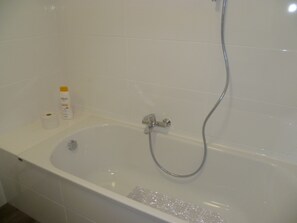 Apartment | Badezimmer | Duschwanne, Haartrockner, Toilettenpapier